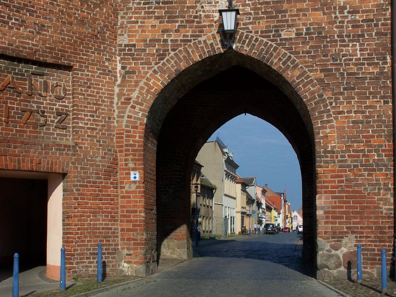 Blick durch das Steintor in Tribsees