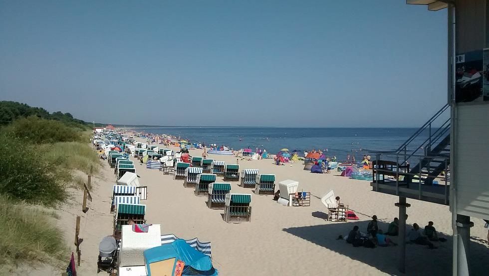 Breiter Sandstrand nahe der Seebrücke